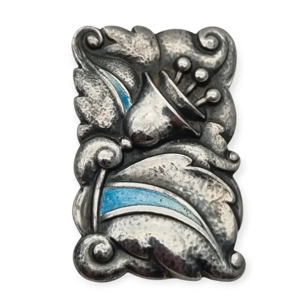 Art Deco brooch in silver with blue enamel, Art Nouveau floral style, circa 1920.