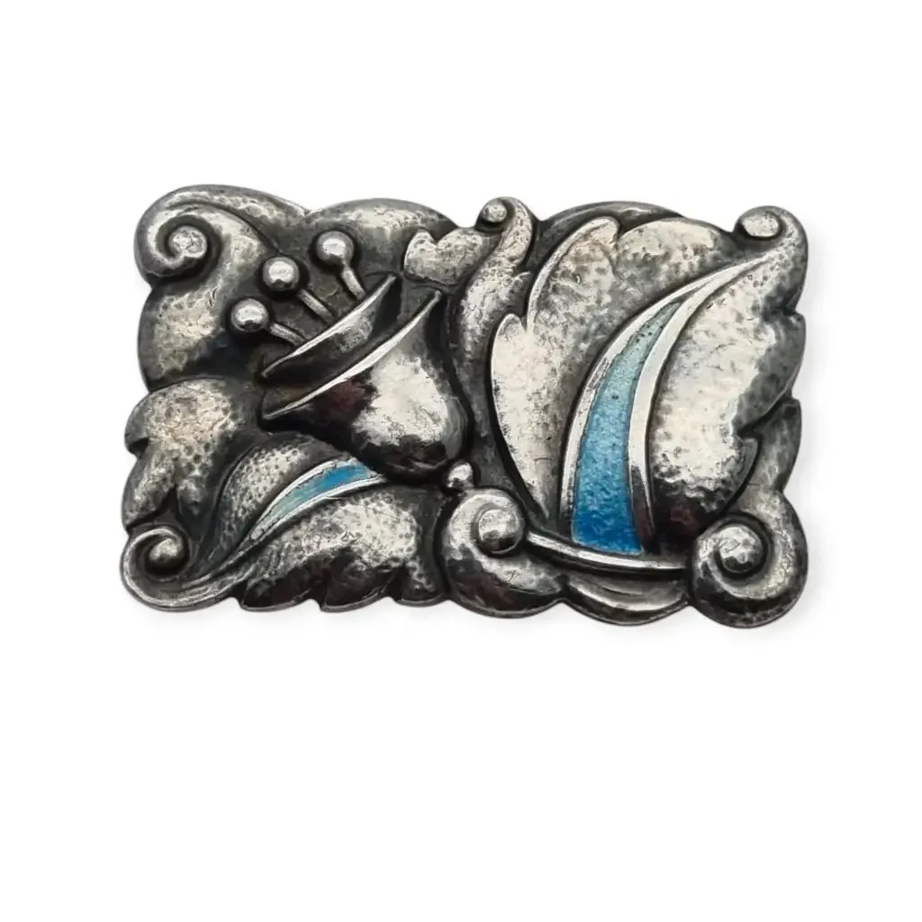 Art Deco brooch in silver with blue enamel, Art Nouveau floral style, circa 1920.