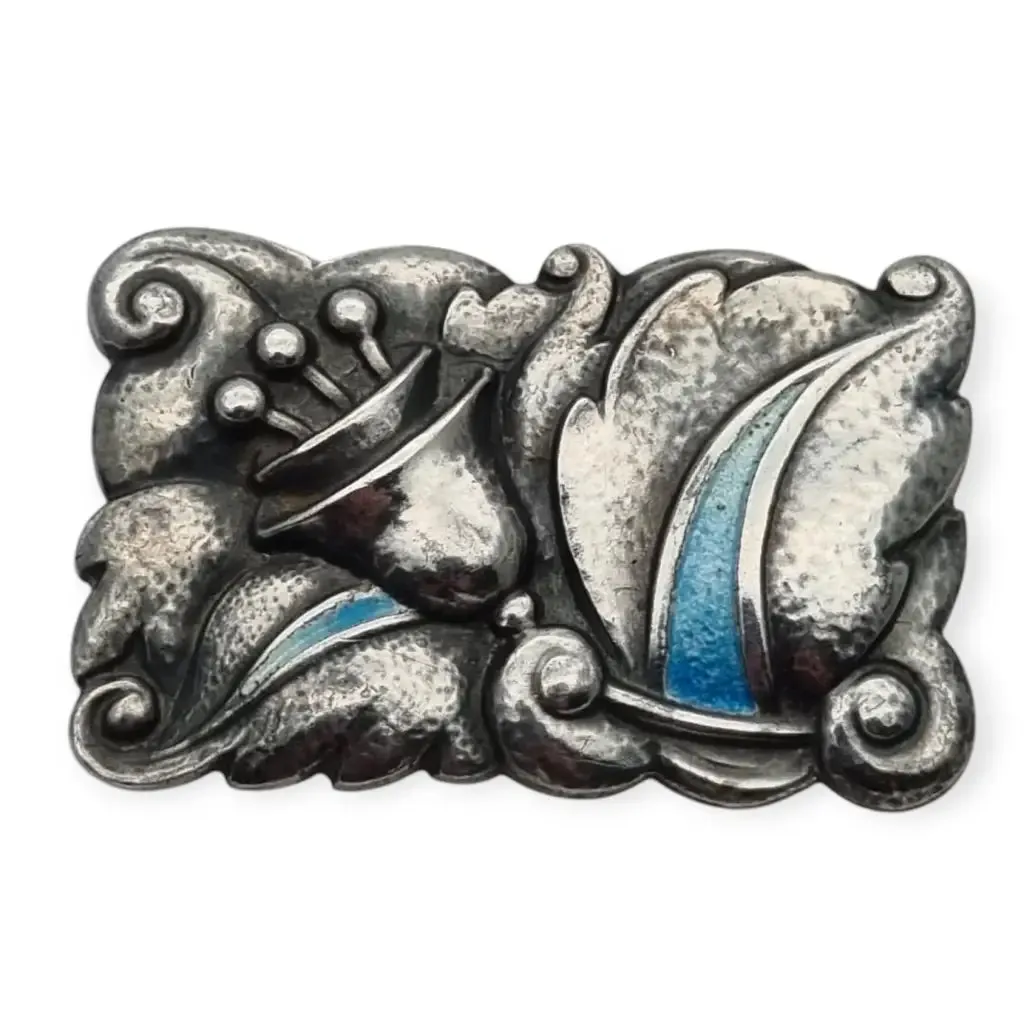 Art Deco brooch in silver with blue enamel, Art Nouveau floral style, circa 1920.