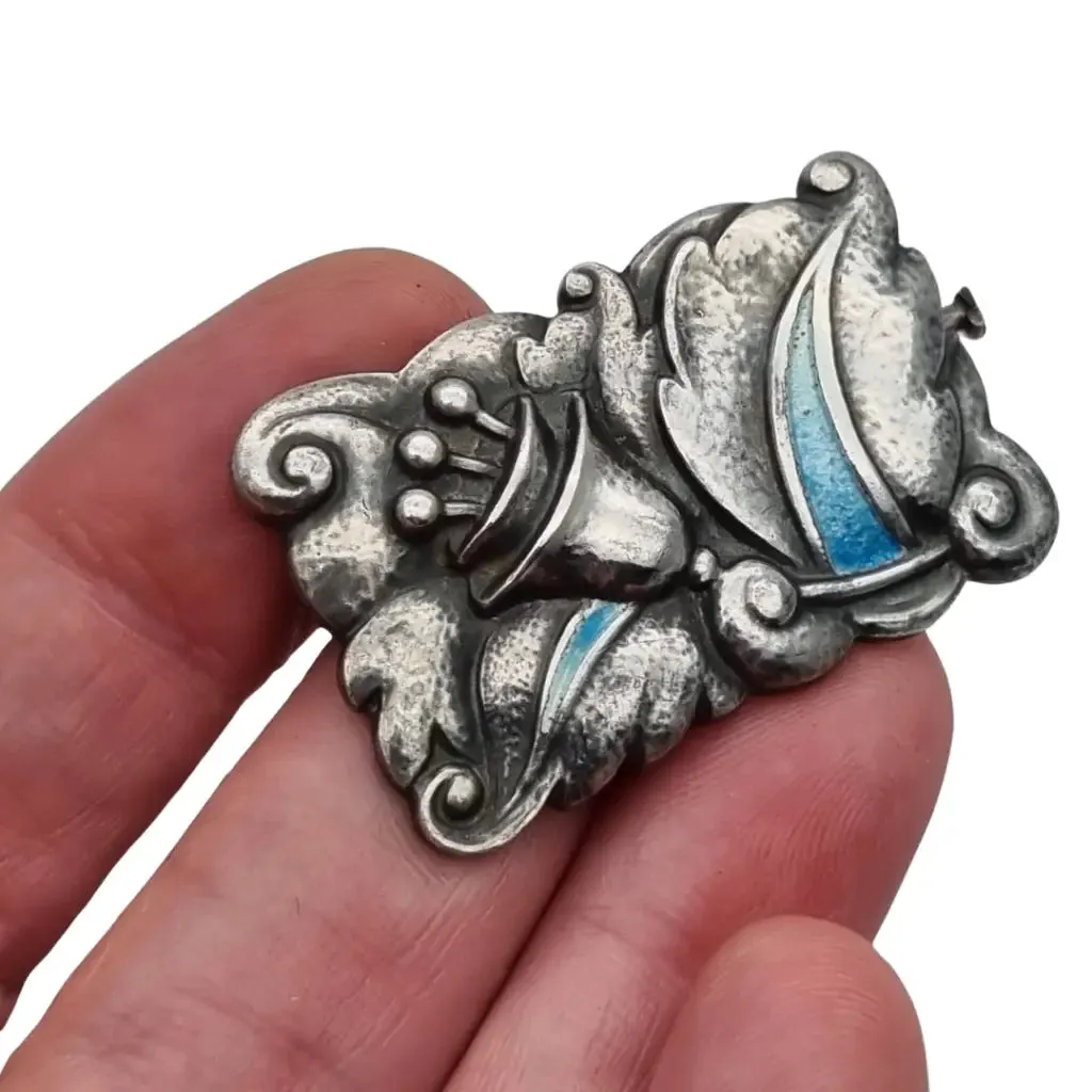 Art Deco brooch in silver with blue enamel, Art Nouveau floral style, circa 1920.