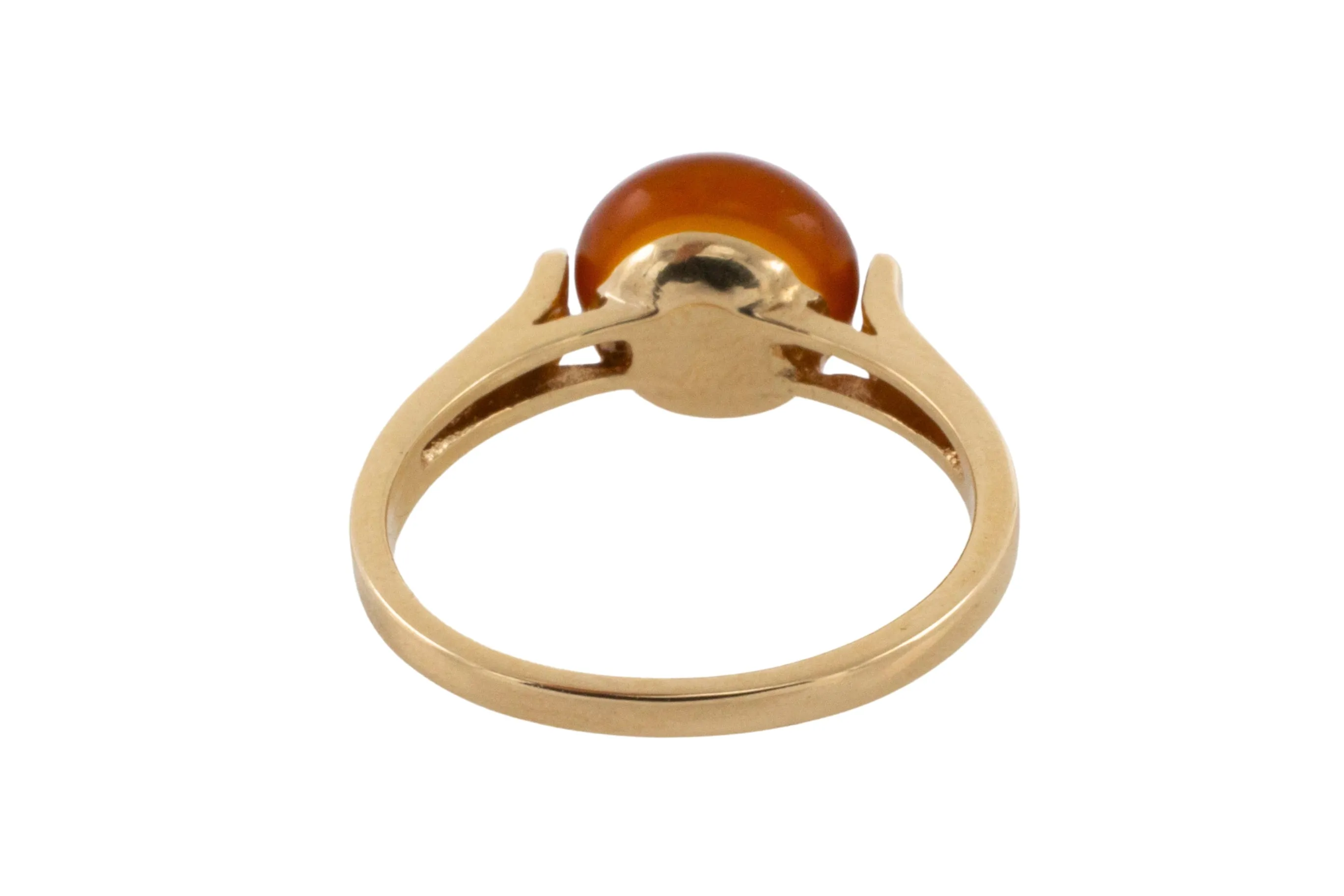 Cabochon amber ring in 14 carat gold