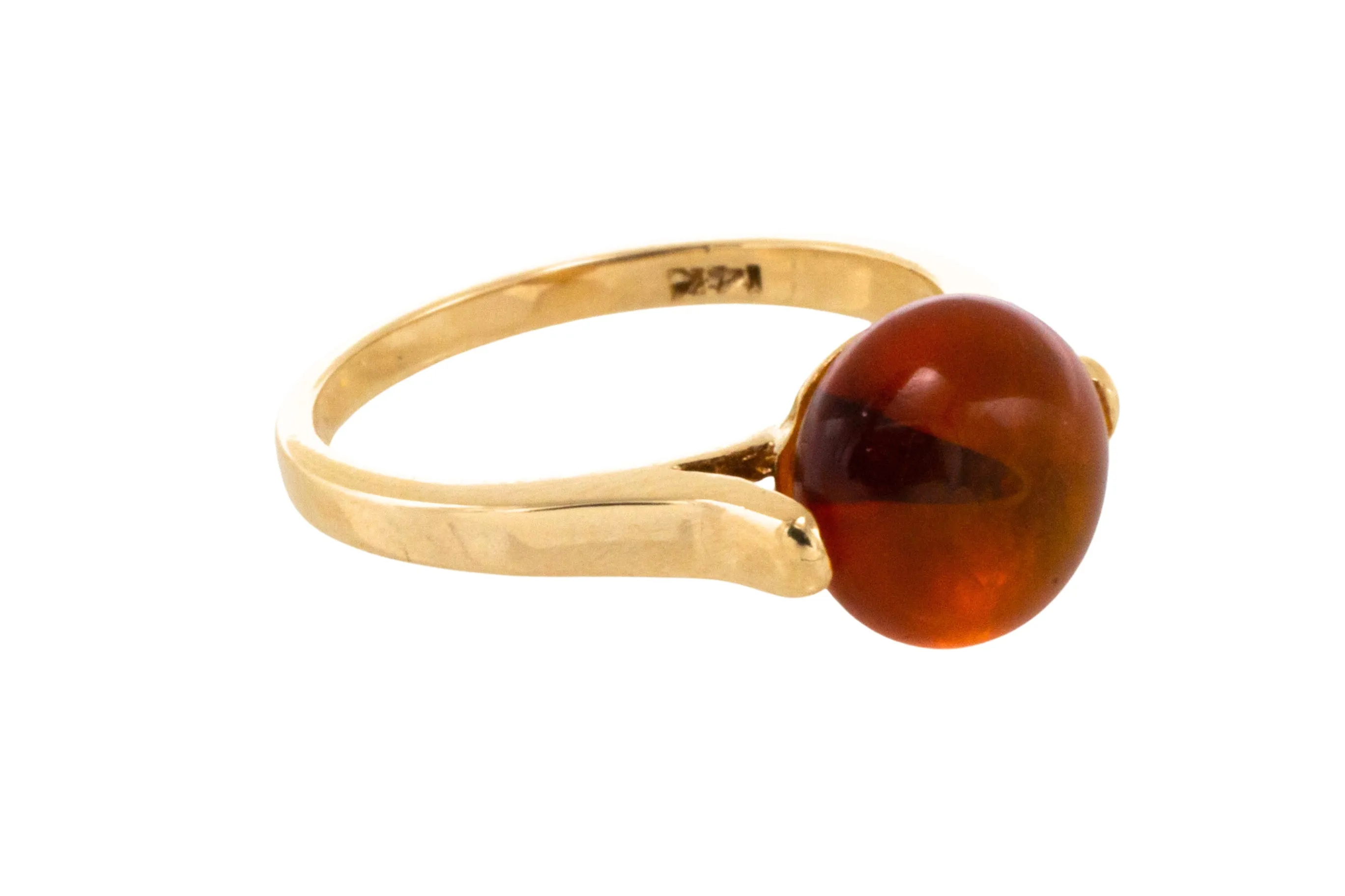 Cabochon amber ring in 14 carat gold