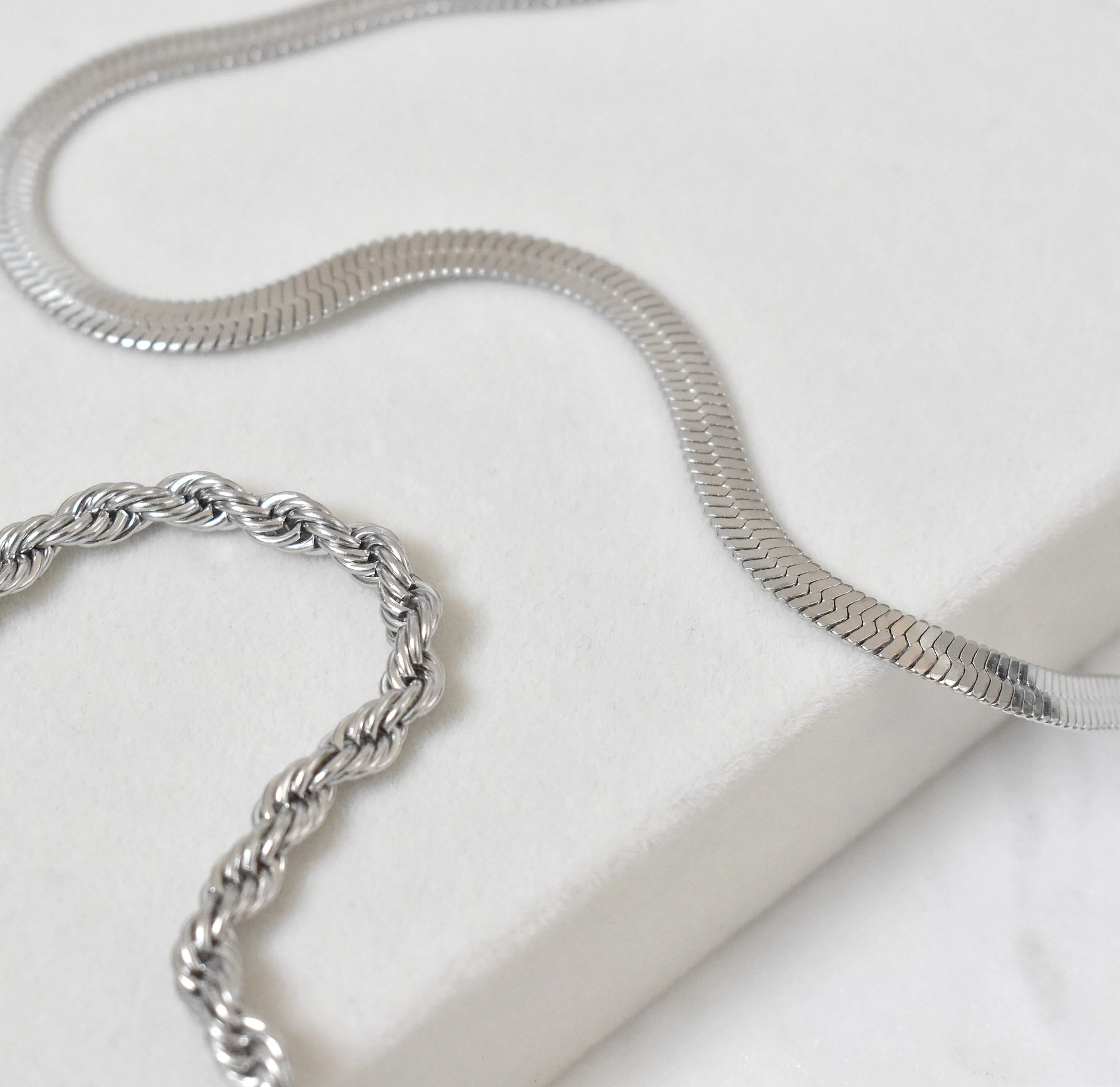 OLIVIA SILVER SNAKE CHAIN NECKLACE