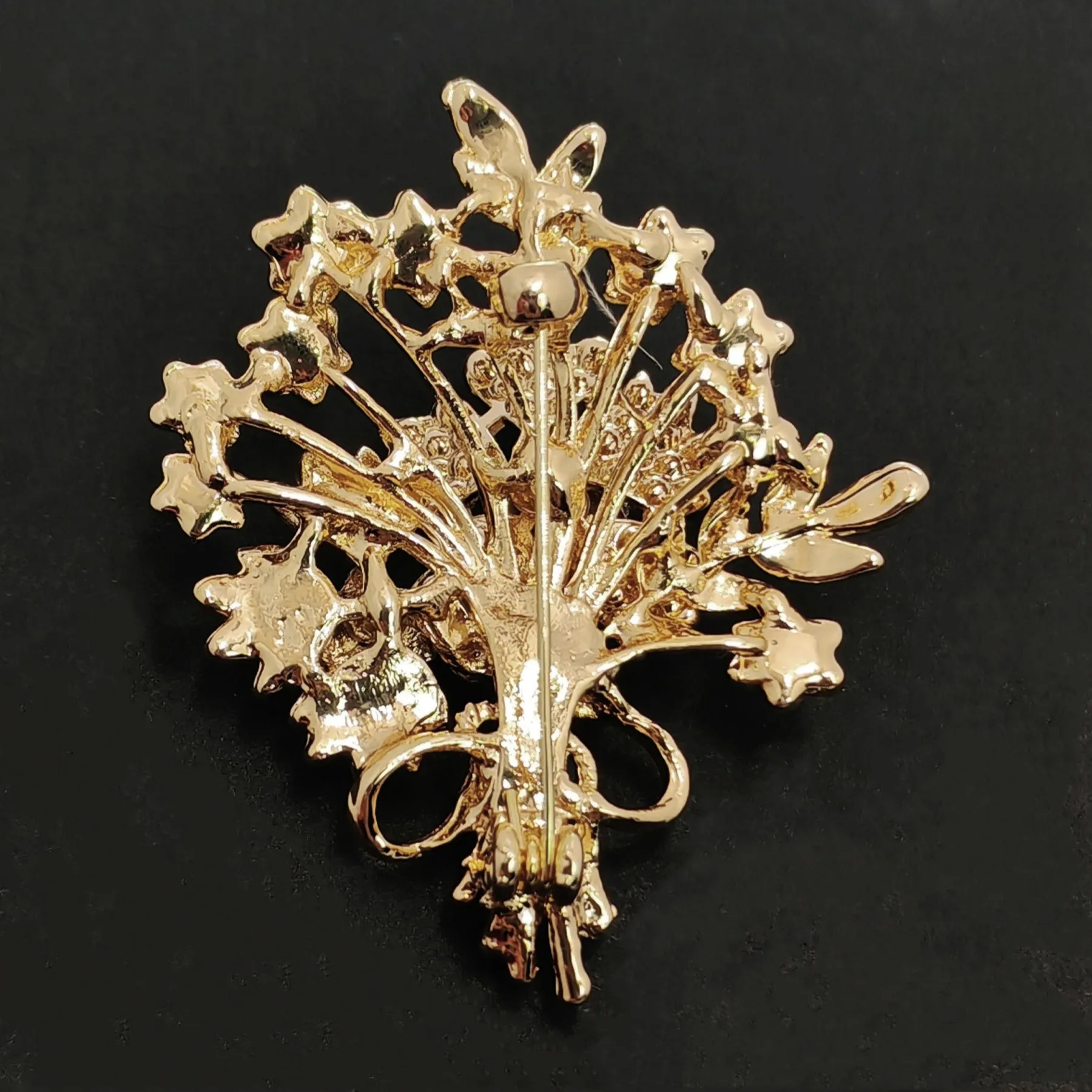 Sparkles Vintage Gold-tone Stem Leaf Crystal Flower Bouquet Brooch with Bowtie Accent